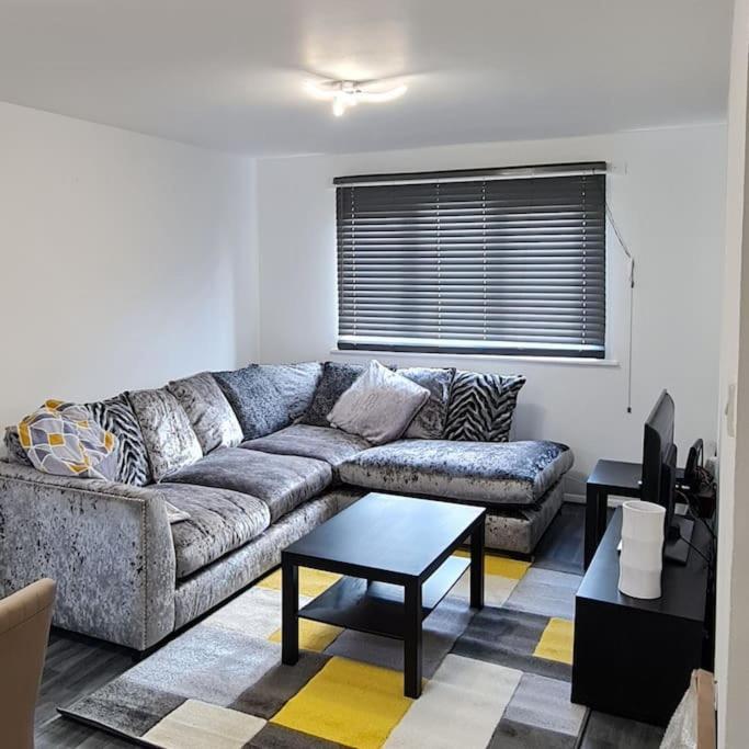 1 Bedroom Service Apartment With Netflix West Thurrock Exterior photo